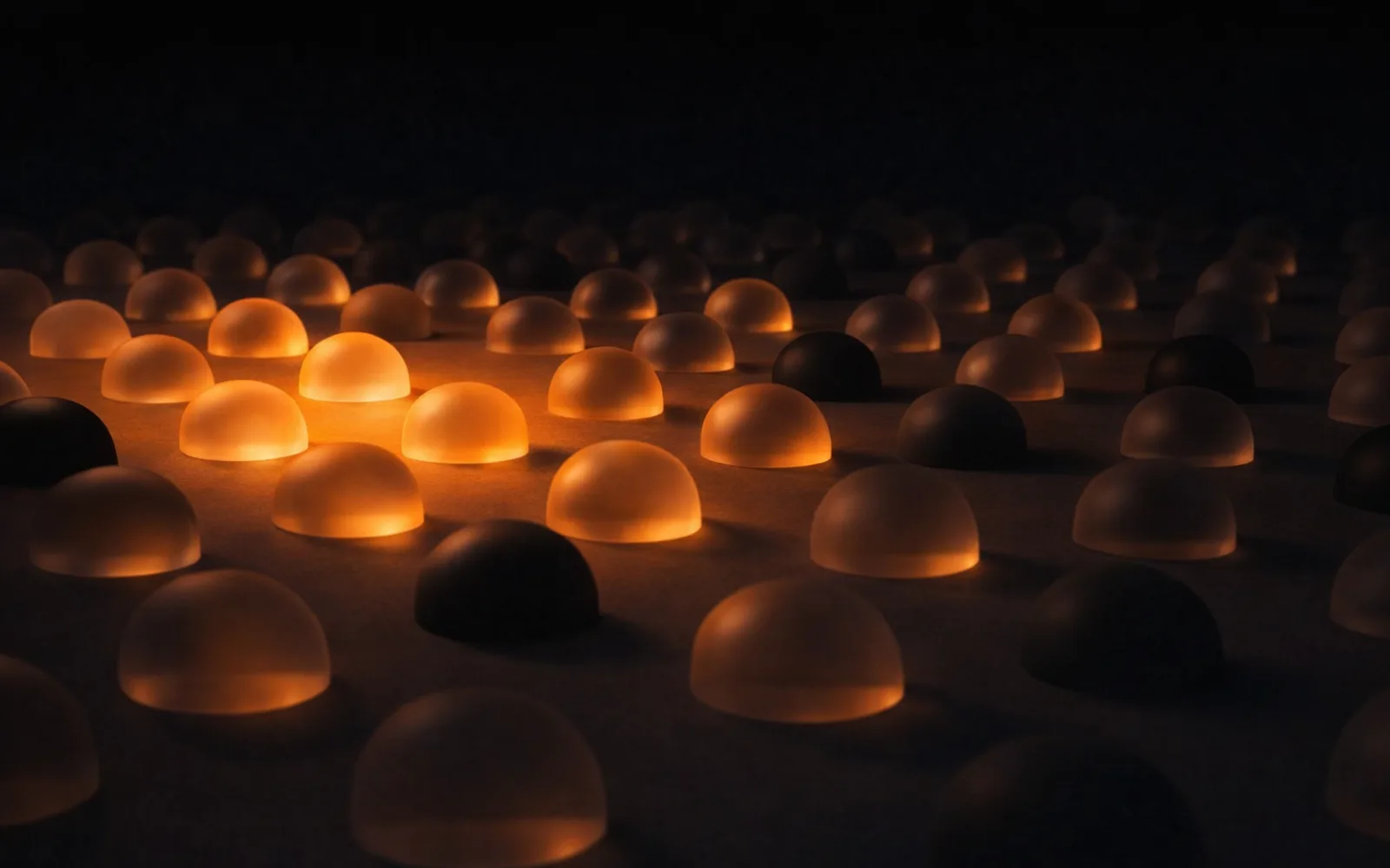 Copertina: cupole di vetro, luce ambra su fondo nero